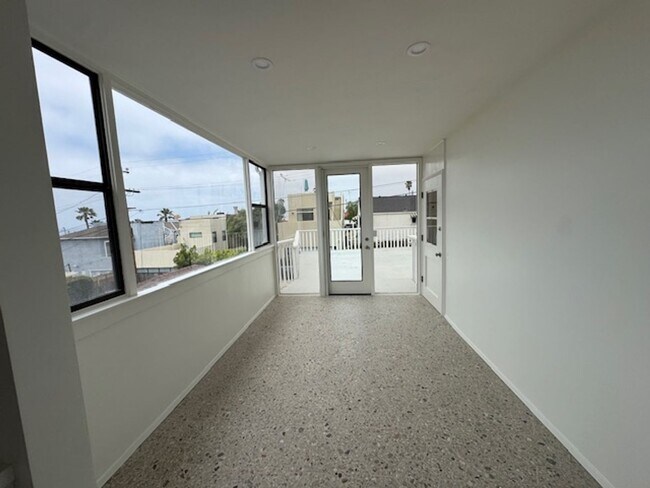 Building Photo - Charming Meets Modern – Renovated 2 Bed / ...