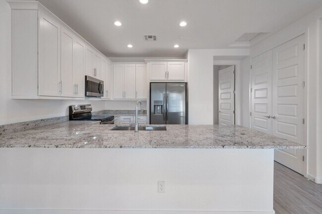 Building Photo - Like New luxurious Model Home with 2 Maste...