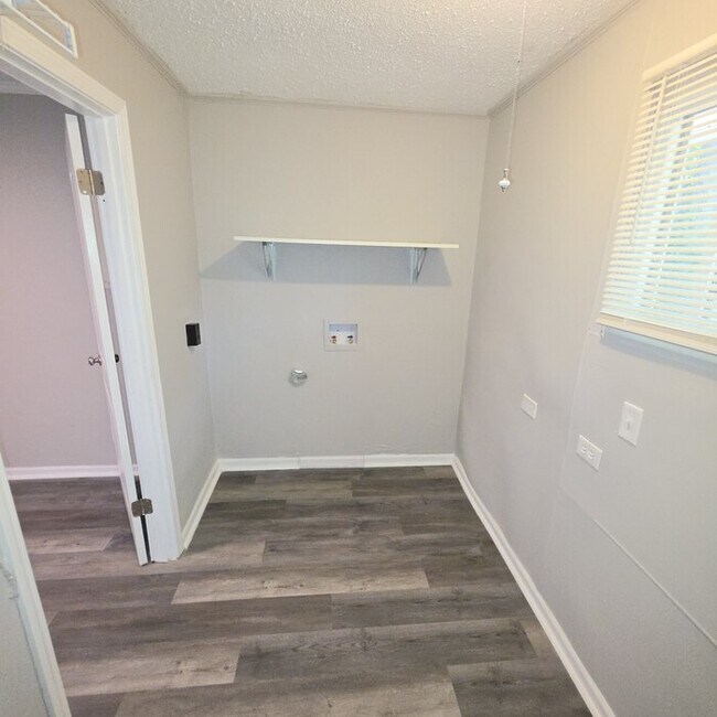Building Photo - Spacious 4 bedrooms and 1 bath home located on Manchester Ave in Kansas City, MO
