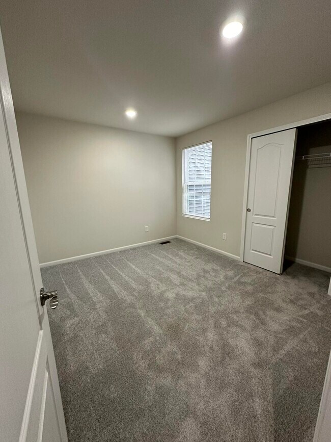Building Photo - 670 Peppermint Dr