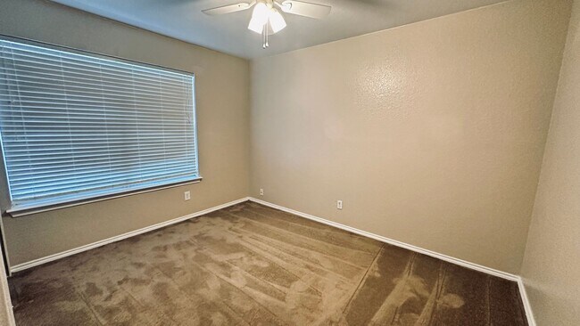 Building Photo - 5 Bedroom Home in Dover Subdivision!