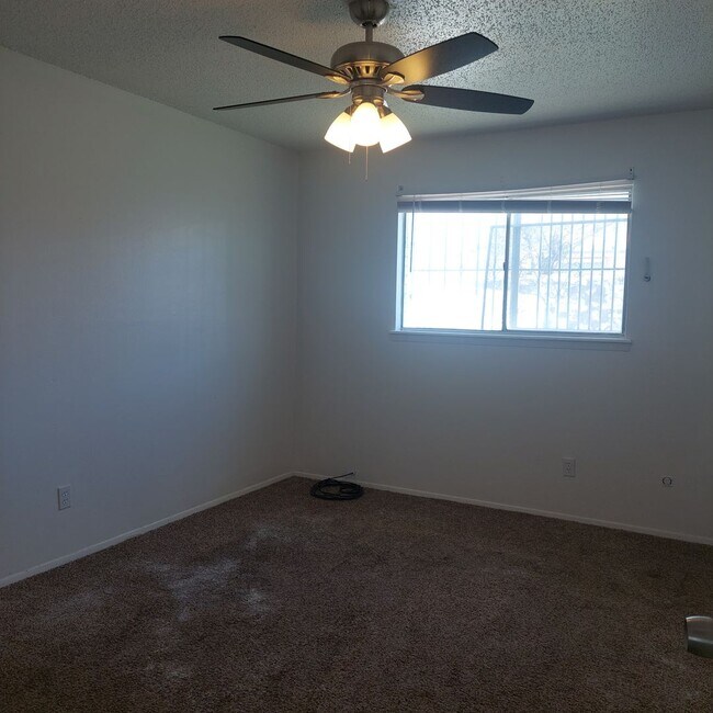 Building Photo - Welcome Home ! 3 bedroom 1.5 bath rental -DUPLEX