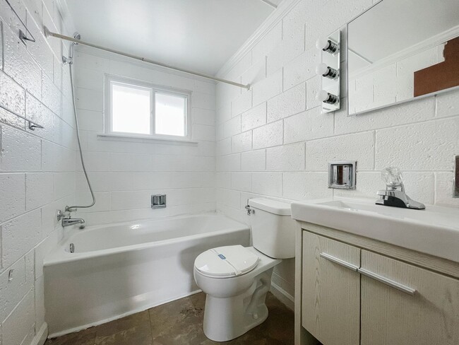 Building Photo - Cozy 2 Bedroom Home! Washer & Dryer Hookups! Fenced In Yard!