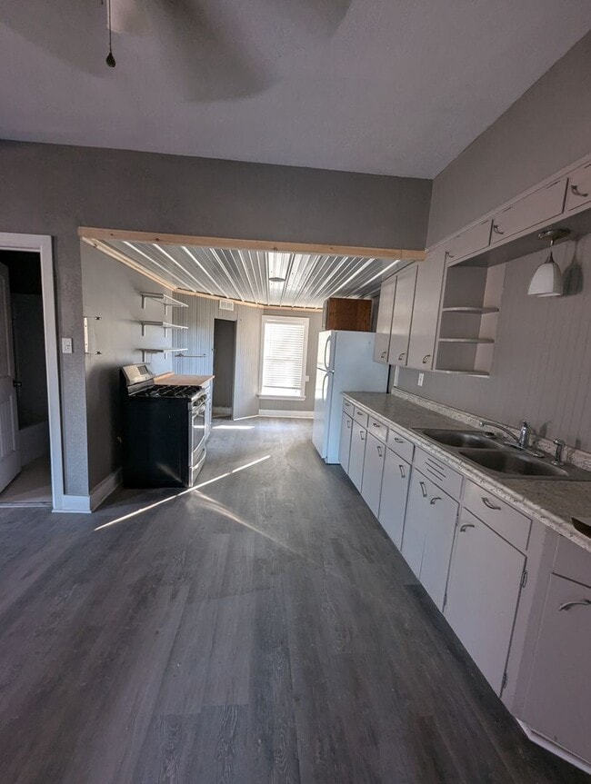 Building Photo - 311 S. Tennessee-