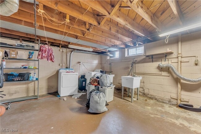 Building Photo - 10725 Vernon Ave