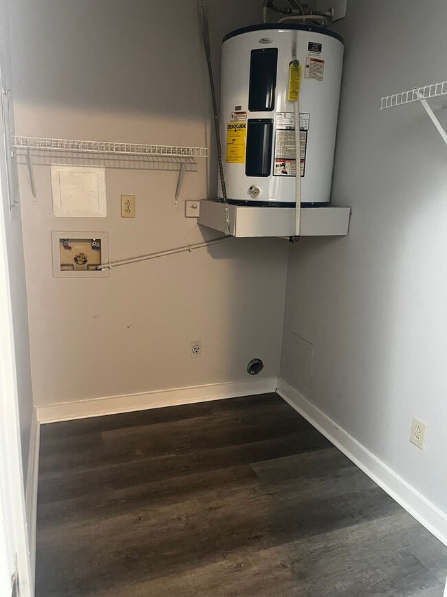 Building Photo - Two Bedroom One Bath Townhome