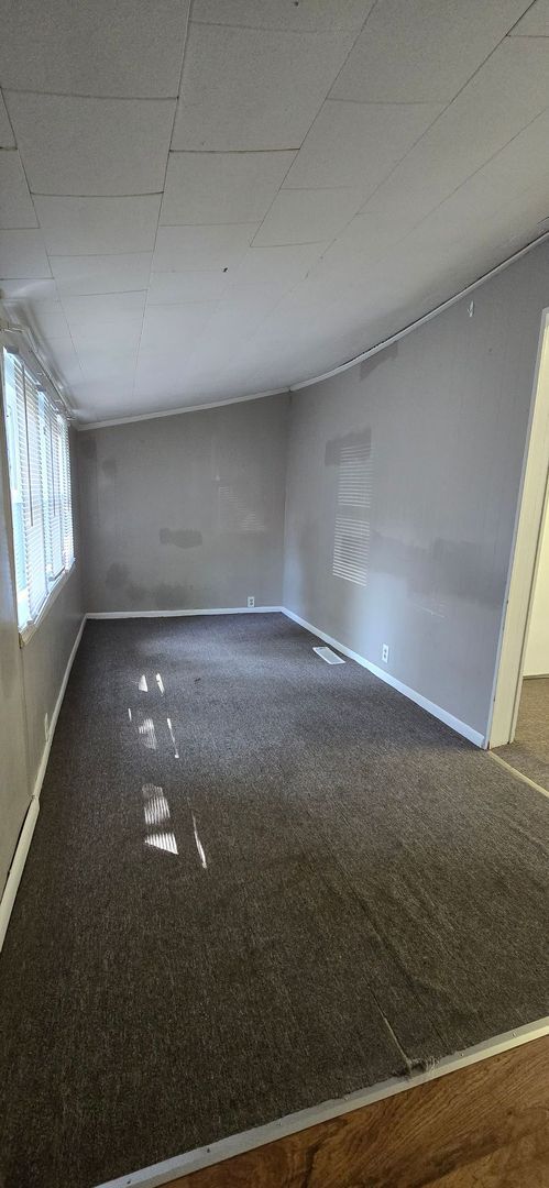 Building Photo - Efficiency Apartment - All Utilities Inclu...