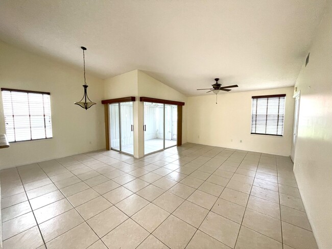 Building Photo - 718 Pine Island Dr