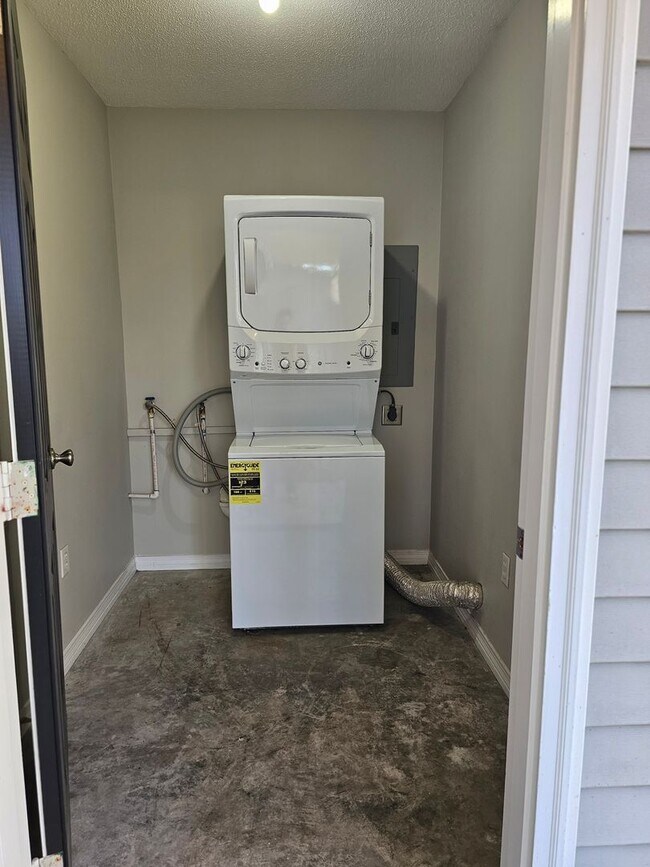 Building Photo - 204 N Cypress St