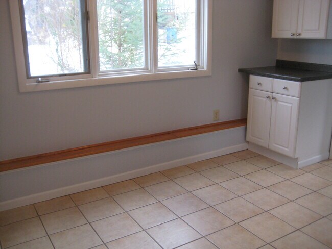 Dining area - 419 Monroe St
