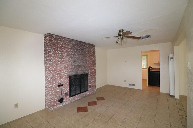 Building Photo - 3112 Colorado St NE