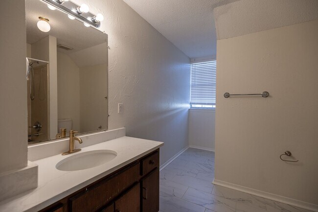 Building Photo - STUDENTS WELCOME! 3/2 Townhouse near USA! GATED! Students Welcome!