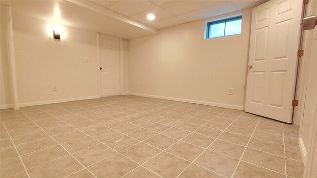 Building Photo - 331 Carriage Trail Ct