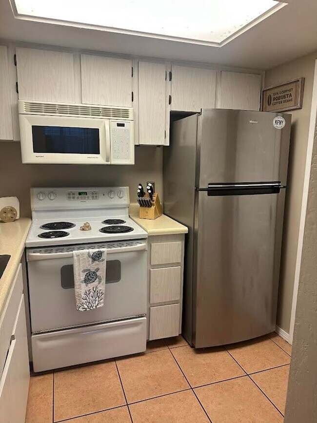 Building Photo - 2 Bedroom Condo with One Car Garage