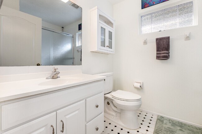 Building Photo - For Rent: Stunning Home in Tranquil Greystone Subdivision.