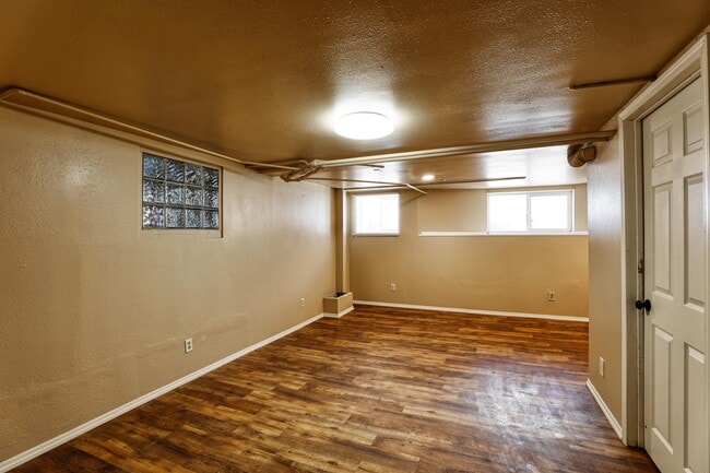 Building Photo - 625 Lewis St