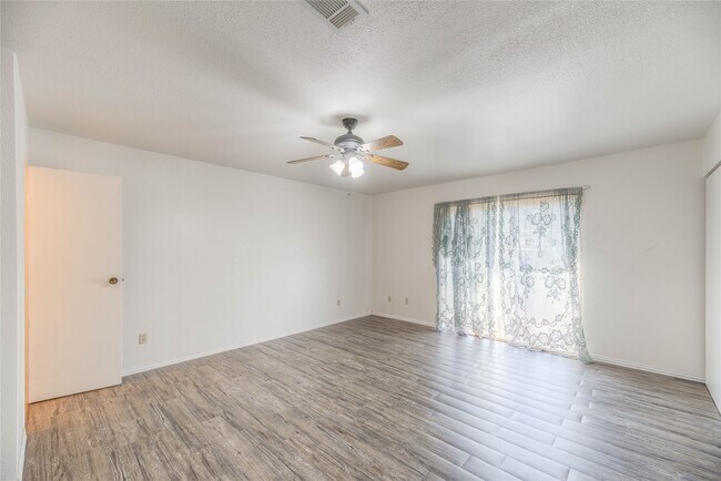 Building Photo - 25634 Chestnut Ln