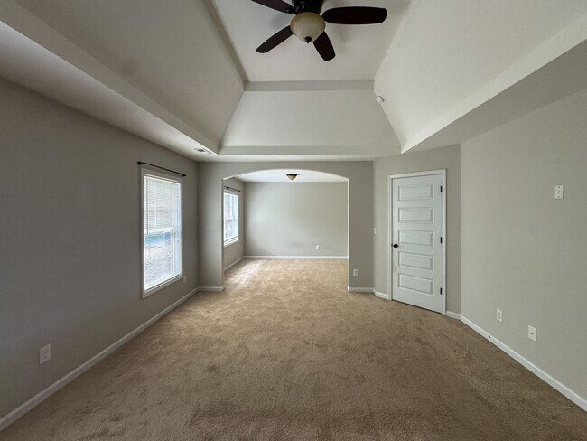 Building Photo - Spacious 4 Bed 2.5 Bath Fayetteville Home