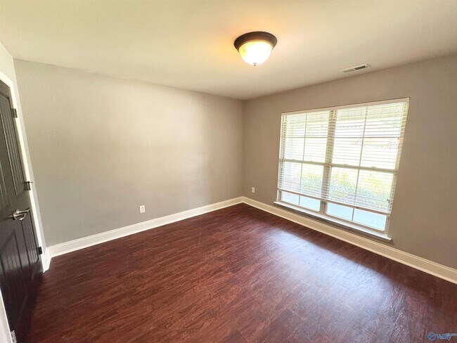 Building Photo - 105 Oak Shade Dr