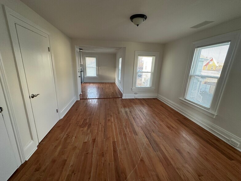 Building Photo - 164 Hanover St