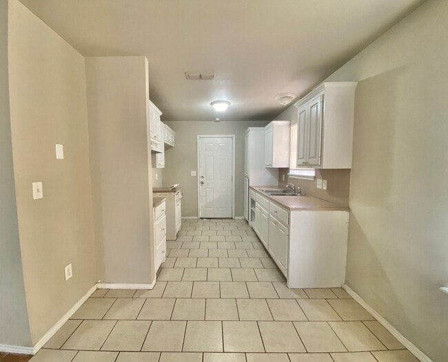 Building Photo - Now available - 3 bed, 1.5 half bath near MLK
