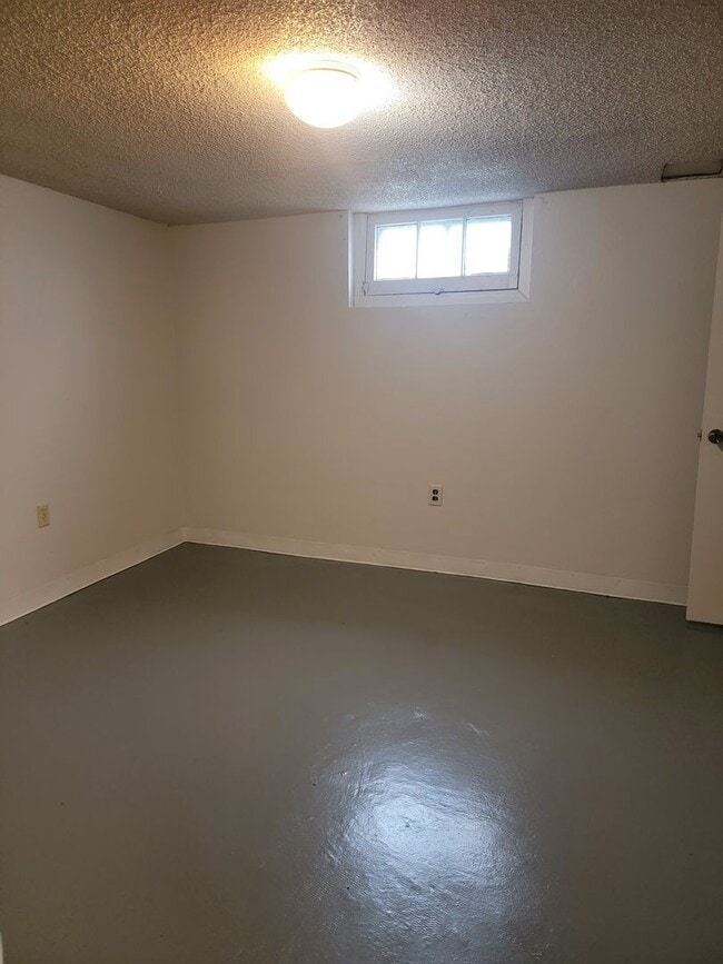Building Photo - **APPROVED APPLICATIONS**  2 bed 1 bath single family home
