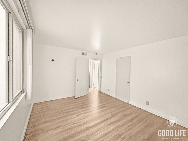 Building Photo - Stunning 1BD/1BA W/ Reserved Parking, A/C, and Community Pool in College Area!