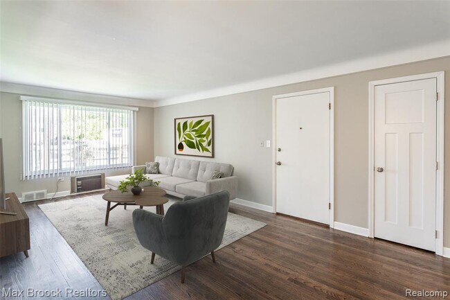 Building Photo - 1909 Gardenia Ave