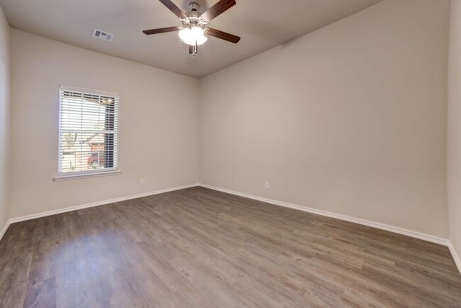Building Photo - 3/2/2 Patio Home! Lawncare included