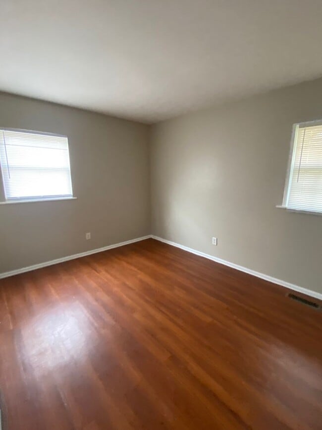 Building Photo - 3 bed 1 bath home located in Lawrence Town...