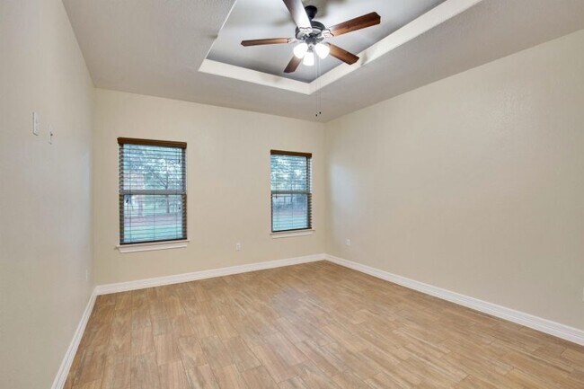 Building Photo - 118 N Buckhorn Dr