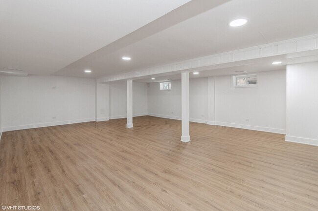 Building Photo - 6251 N Hamlin Ave