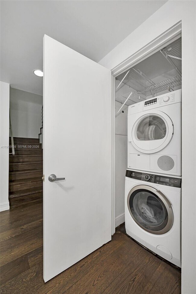 Building Photo - 900 Biscayne Blvd