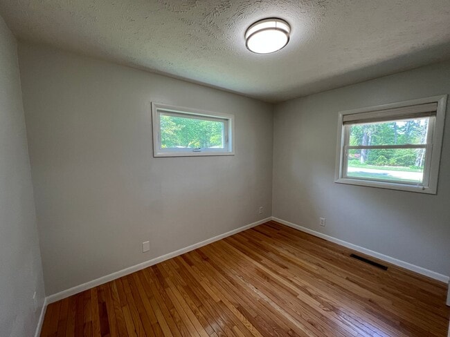 Building Photo - The Little Bungalow of Your Dreams Near East Bay! 2BR / 1BA Long-Term Rental