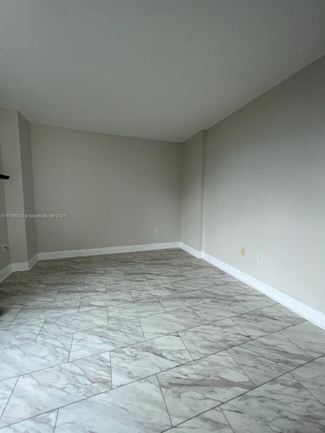 Building Photo - 3370 Hidden Bay Dr