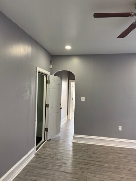 Building Photo - 5719 N Park Ave