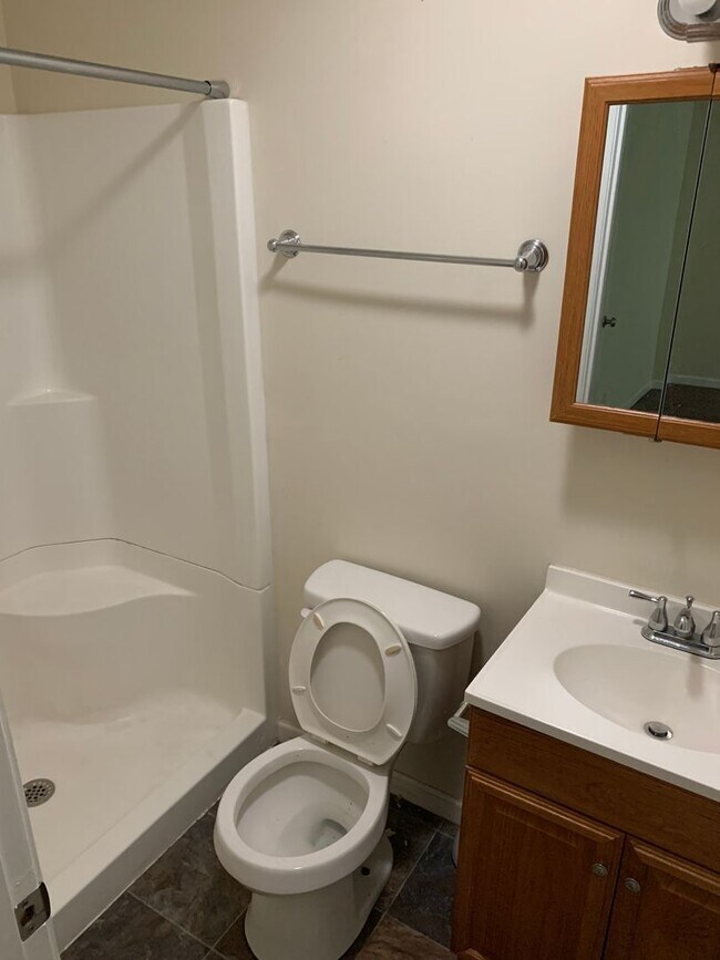 Building Photo - 5 bedroom Available!!  ***AUG 2027*** 5 bed, 3 bath Near Kirkwood!