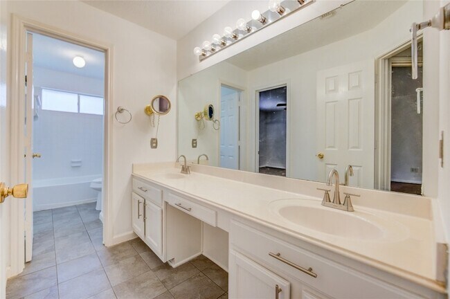 Building Photo - 16464 Beewood Glen Dr