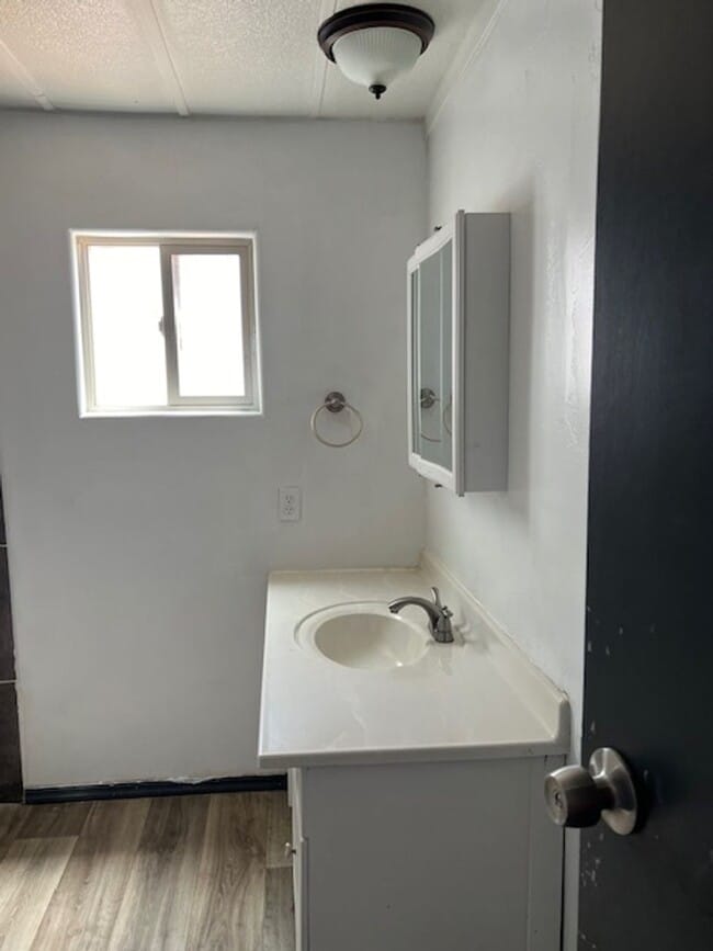 Building Photo - Cozy 2 Bedroom