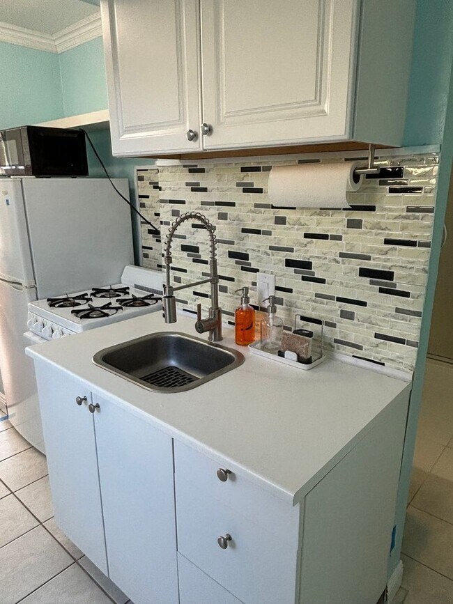 Building Photo - 2832 Charlemagne Ave