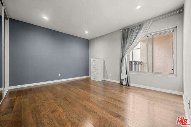 Building Photo - 141 S Clark Dr