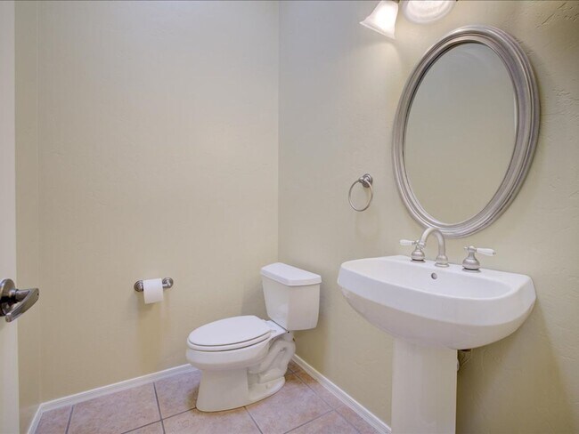 Building Photo - 4 Bedroom 4 Bathroom