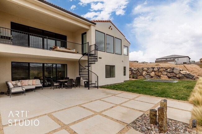 Building Photo - Beautiful 6 Bedroom 4.5 Bathroom Home in D...