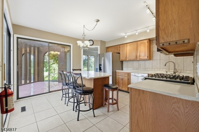 Building Photo - 15 Delbarton Ct