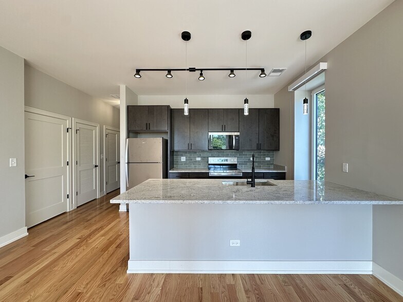 Building Photo - 2100 W 18th Pl