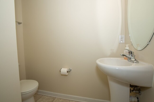 Building Photo - 3 bed, 2full/2 half bath Townhome in Marti...
