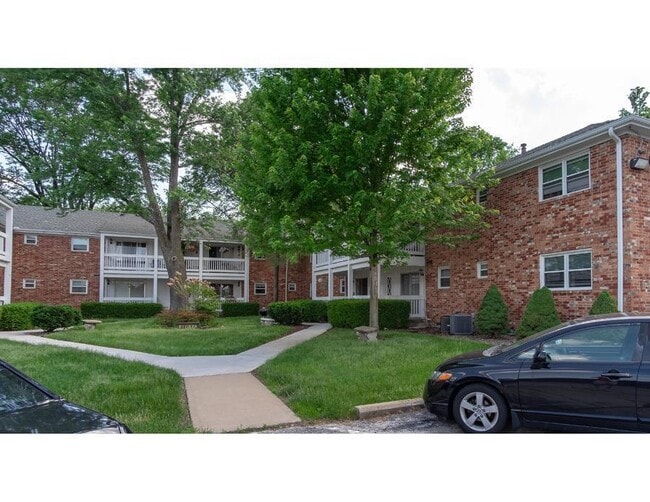 Building Photo - 2BR 2B with W/D and Hardwood Floors