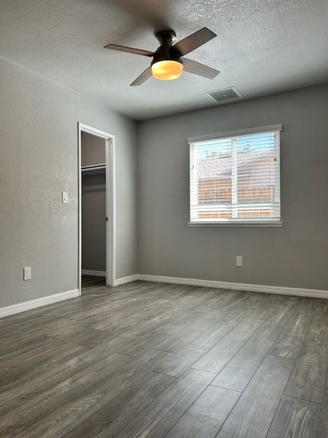 Building Photo - Please call Vaughn Realty, 760-446-6561 to...