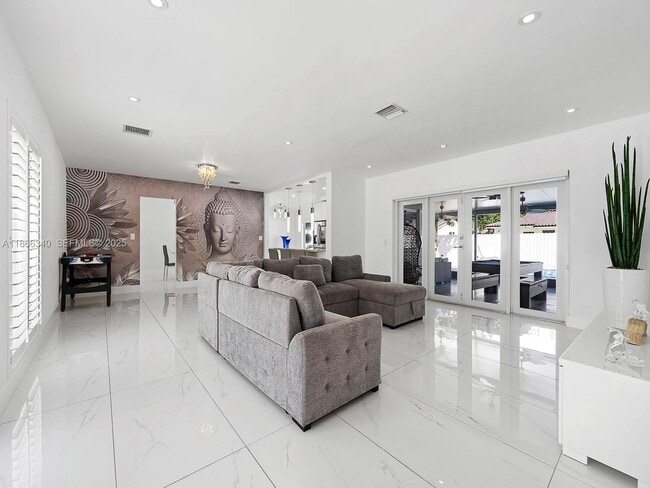 Building Photo - 6951 Miami Lakeway S