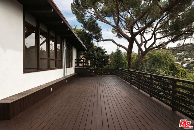 Building Photo - 2020 Mayview Dr